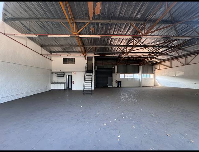 338M² WAREHOUSE TO LET IN GLEN ANIL